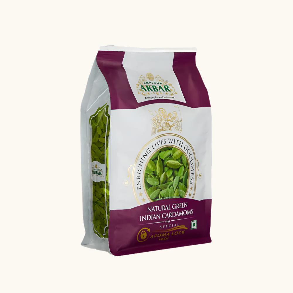 كيس مغلق يحتوي على هيل حب هندي فاخر، بتصميم أنيق وألوان جذابة، مع حبوب الهيل الخضراء الطبيعية ظاهرة في الصورة.